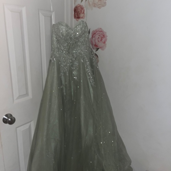 Green prom dress! - Picture 4 of 5